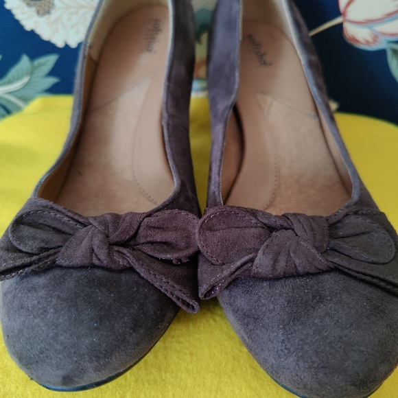 Brown Suede Pumps with Block-Heel and Toe Bow Accent | Softshoe by Medicus - Picture 1 of 12
